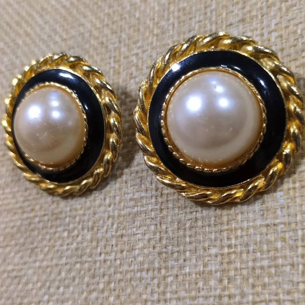 vintage  faux pearl black enamel clip-on earrings - Picture 3 of 6